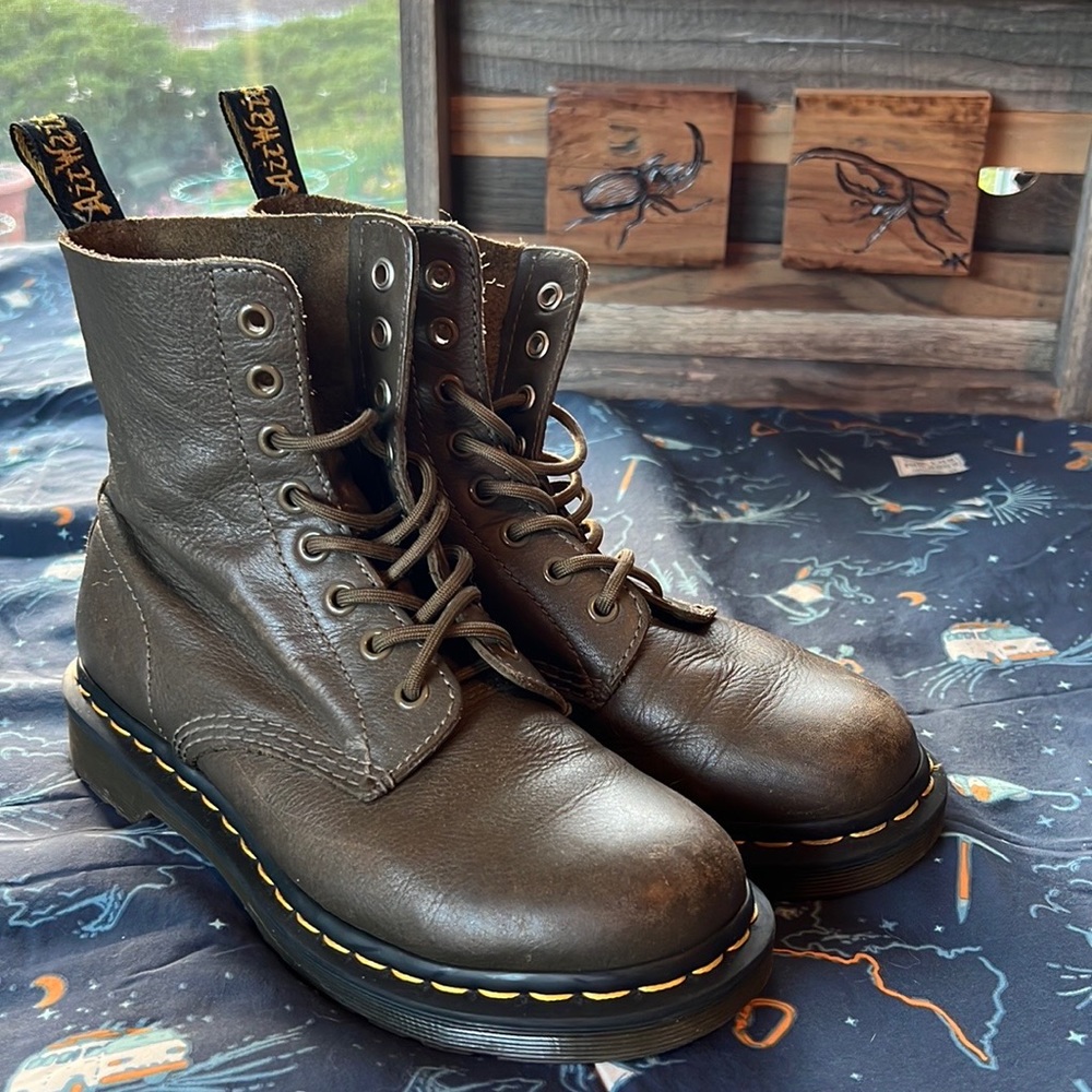 💚🤎Olive 8 eye Dr.Martens UK 5💚🤎